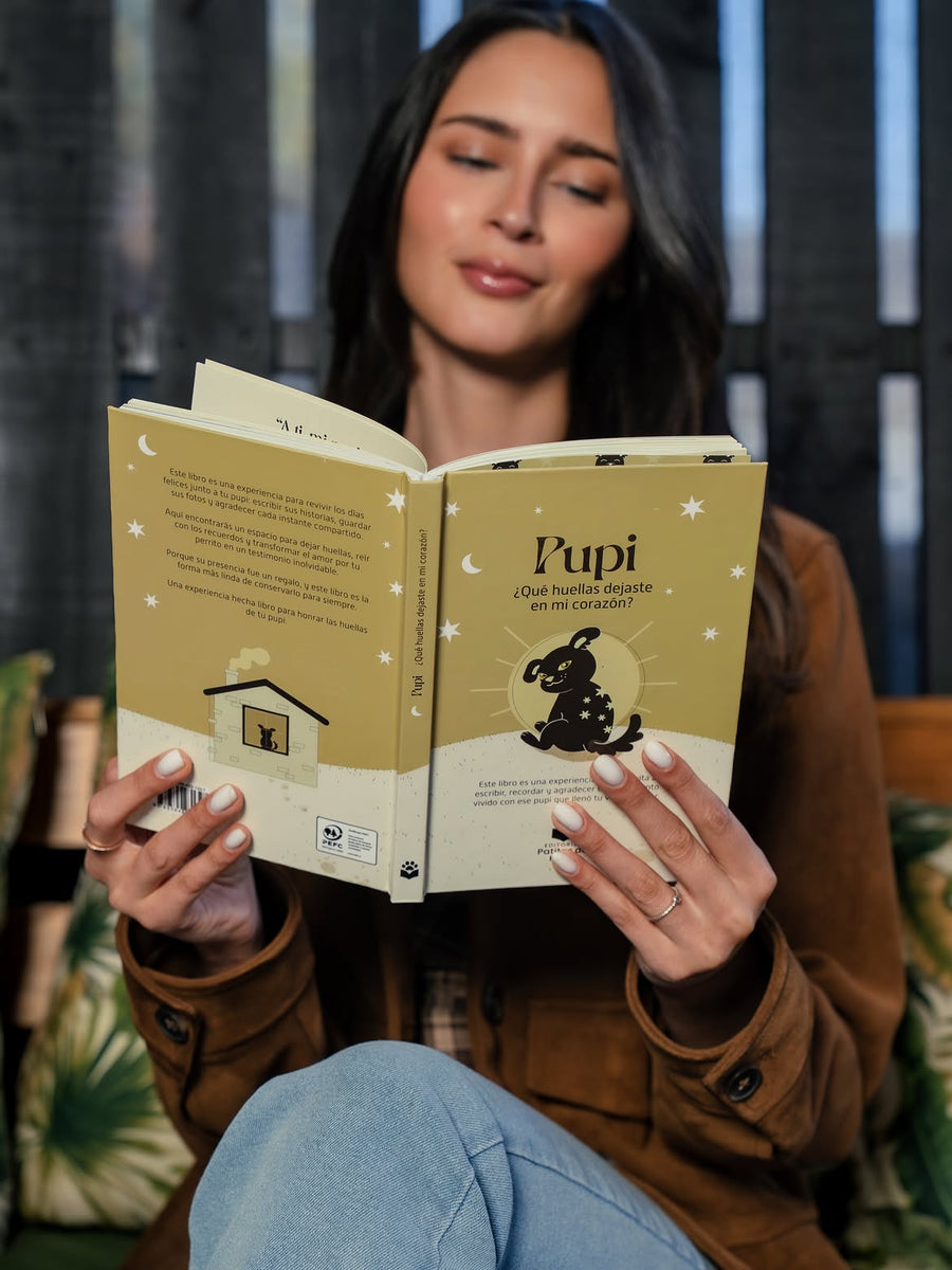 Libro Pupi de Patitas de Papel junto a una familia